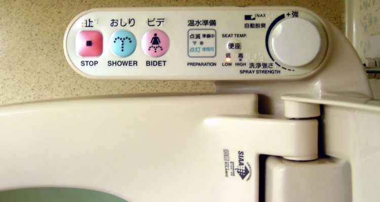 1024px-Modern_japanese_toilet
